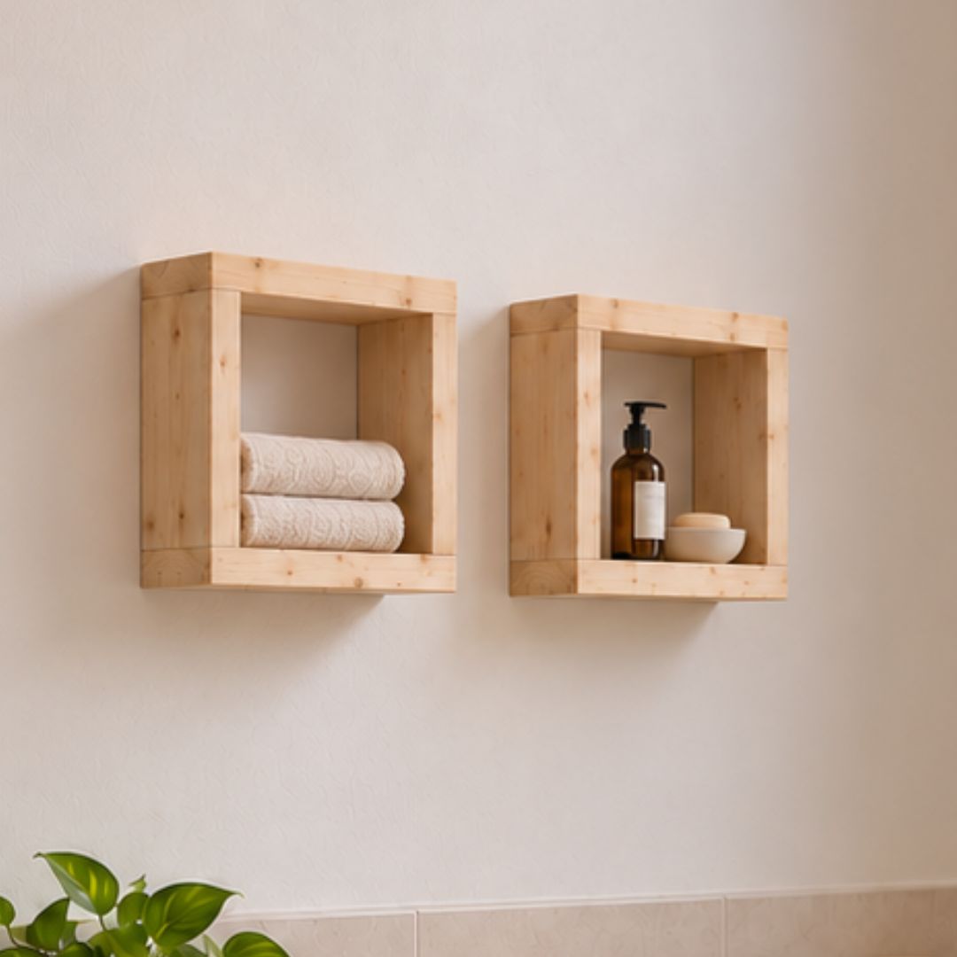 Dos estantes de pared de pino macizo, uno con toallas dobladas y otro con un dispensador de jabón y una jabonera.
