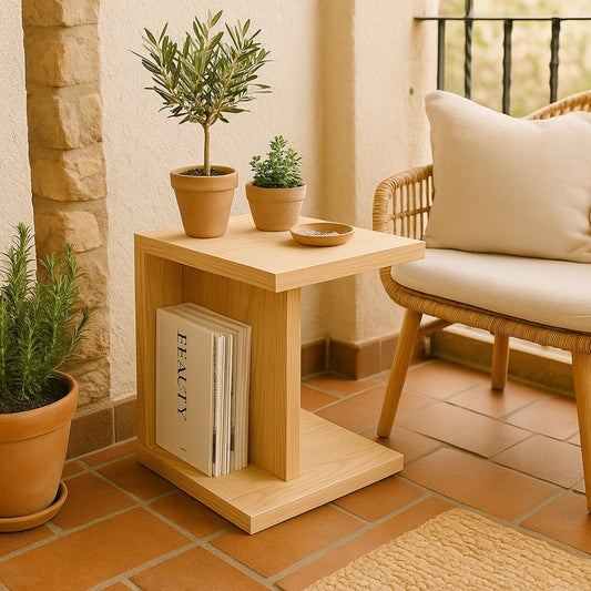 Mesa auxiliar pequeña de madera maciza en balcón